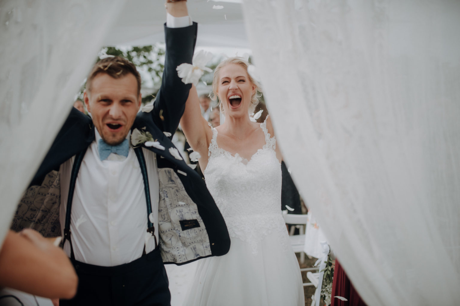 Brautpaar beim Auszug